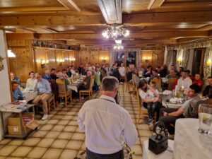 Obmann Werner Haas als Redner, dahinter die LG Mitglieder im Publikum