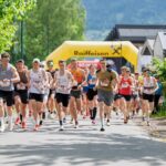 Startbild mit vielen Läufern vor dem Starbogen