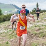 Bergläufer jubelt beim Hochlauf auf den Schafberg